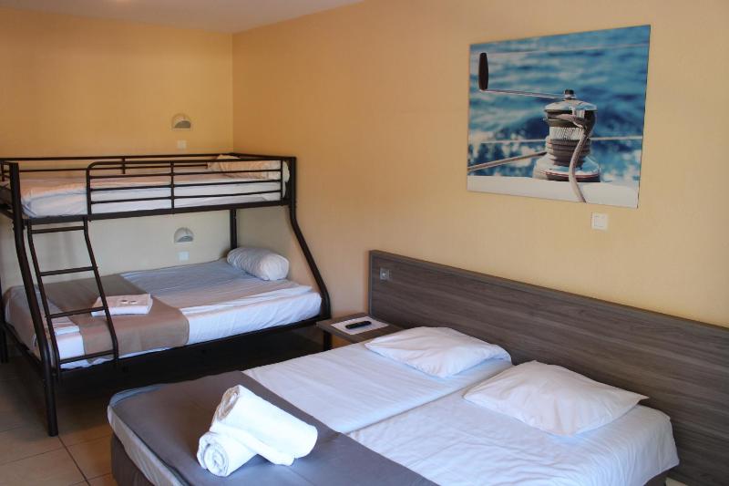 Classic Quadruple Room image 2
