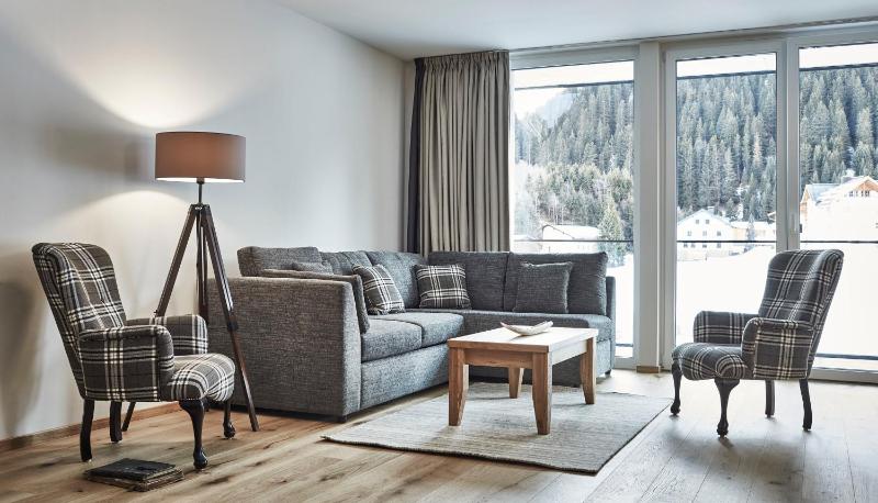 Luxury Three-Bedroom Apartment image 2