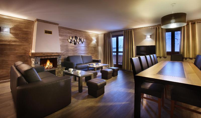Six-Bedroom Apartment image 1