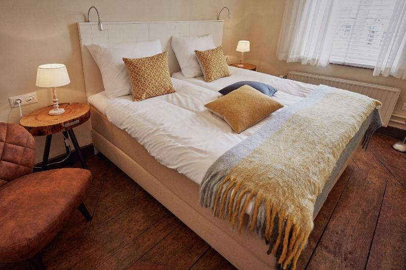 Standard Double Room image 4