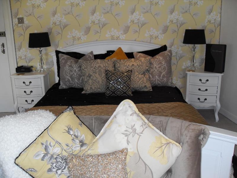 Superior King-Size Room image 2