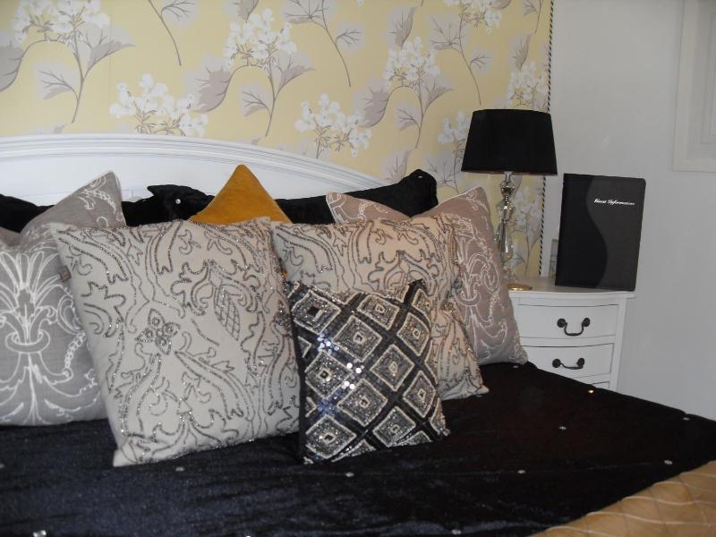 Superior King-Size Room image 2