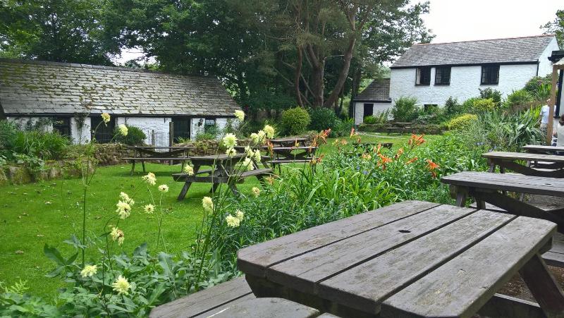 Standard Twin Room with Garden View image 3