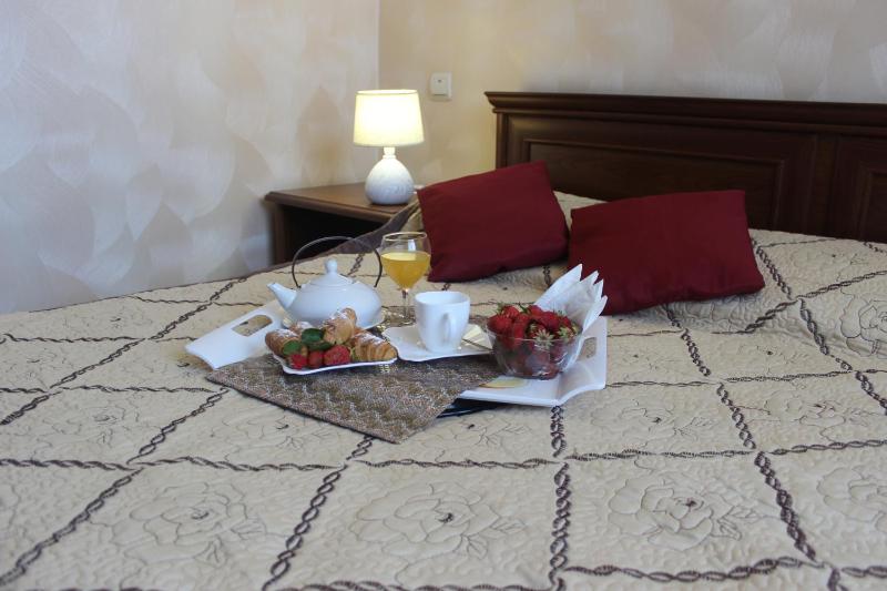 Standard King Room image 3