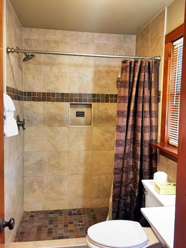 Deluxe Queen Room image 2
