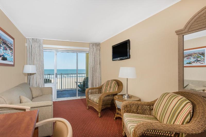 One-Bedroom Oceanfront Suite with Two Double Beds - Non-Smoking image 2