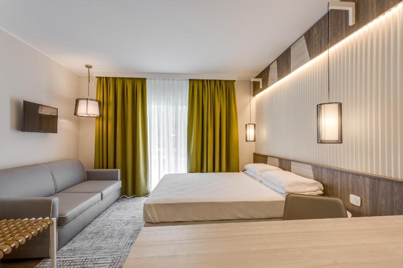 Junior Suite with Balcony image 3