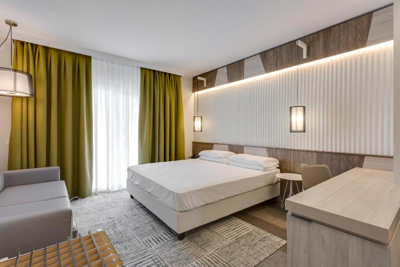 Junior Suite with Balcony image 1