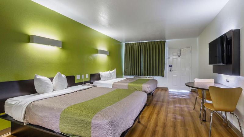 Queen Room with Two Queen Beds - Disability Access - Non-Smoking image 4
