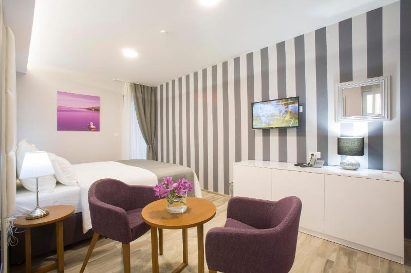 Deluxe Double or Twin Room with Balcony image 3