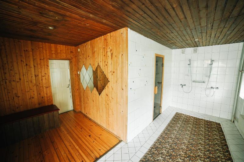 Basic Single Room with Shared Bathroom image 3