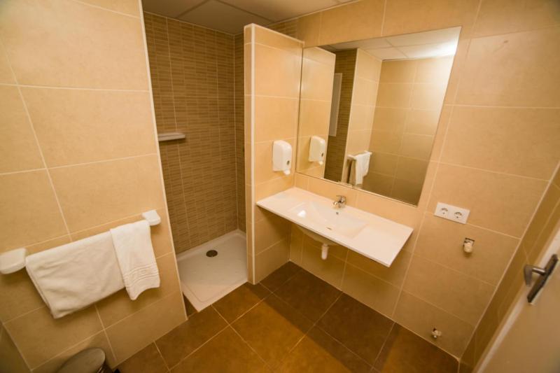 One-Bedroom Apartment image 4
