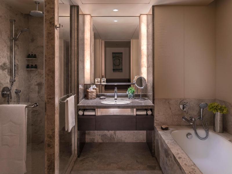 Premier Ocean View King image 4
