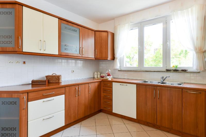 Deluxe Three-Bedroom Apartment with Terrace image 4