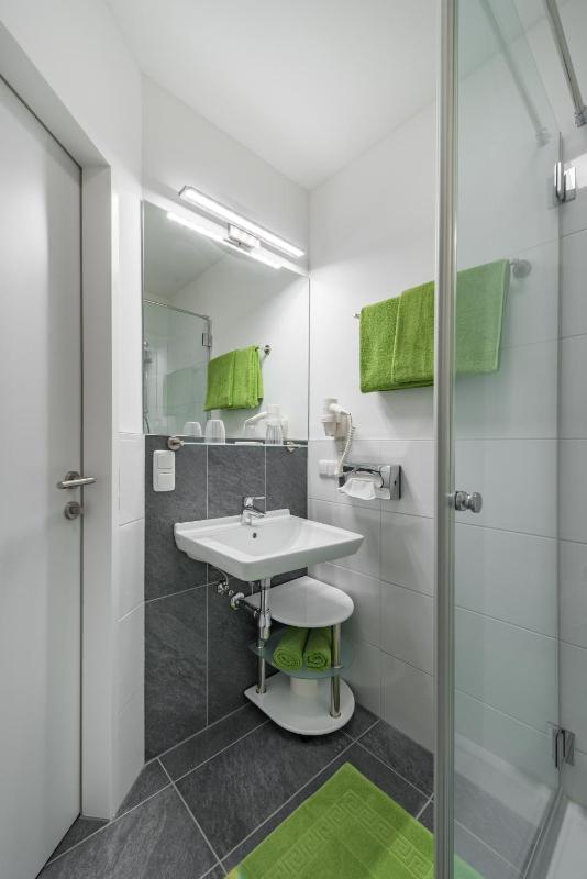 Economy Double Room image 4