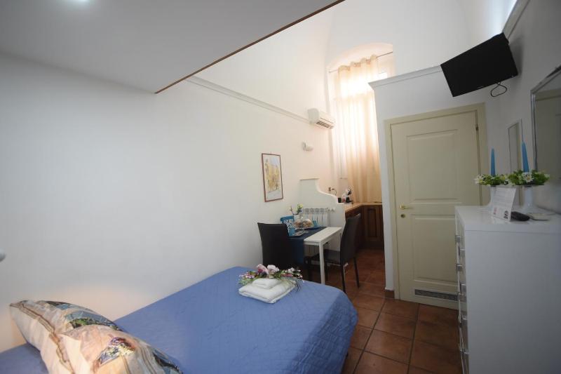 Small Double Room image 4
