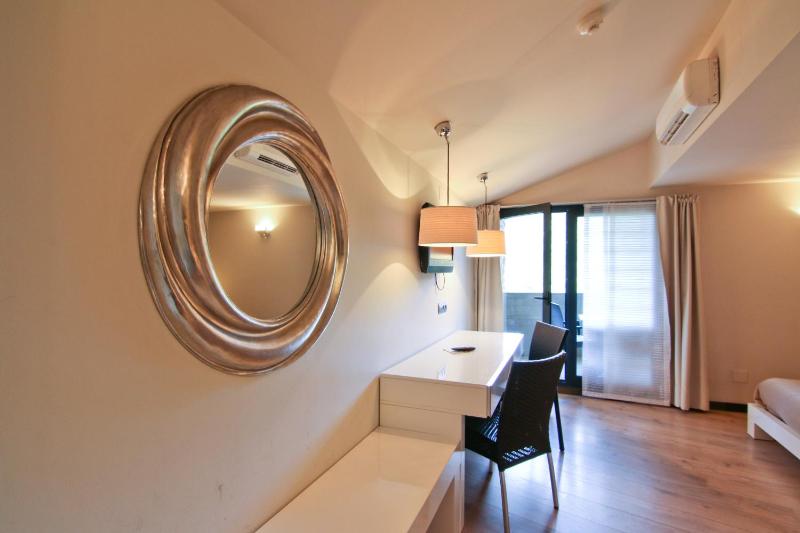Twin Room image 2