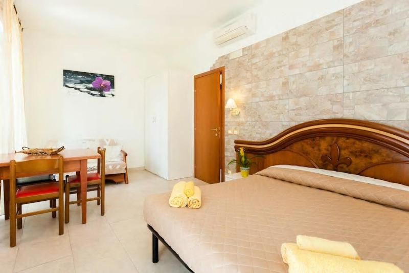 Studio Apartment image 4
