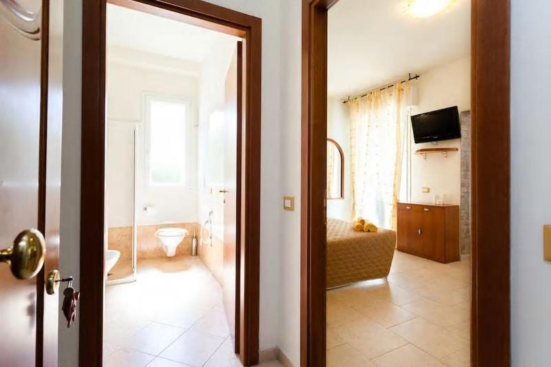 Studio Apartment image 3