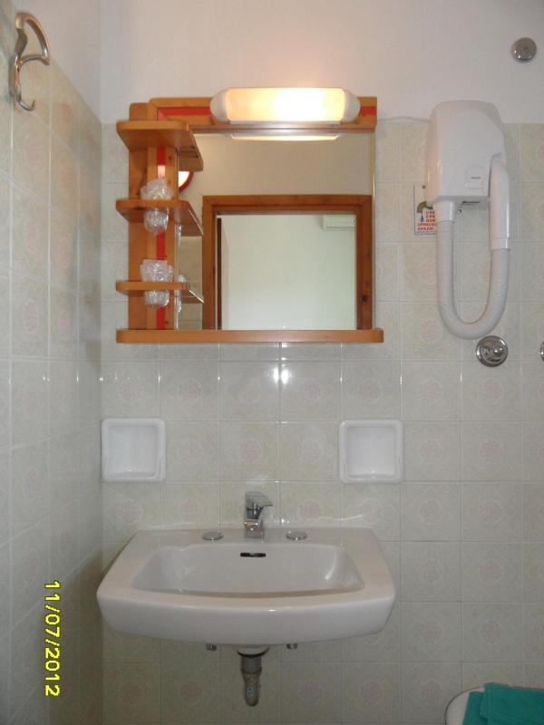 Quadruple Room image 4