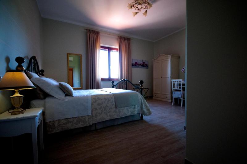 Deluxe Room image 3