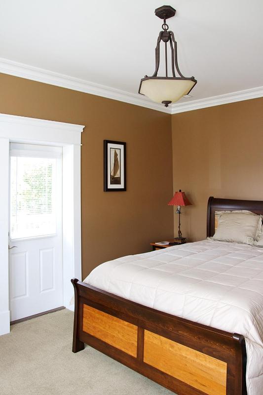 Queen Room with Balcony image 3