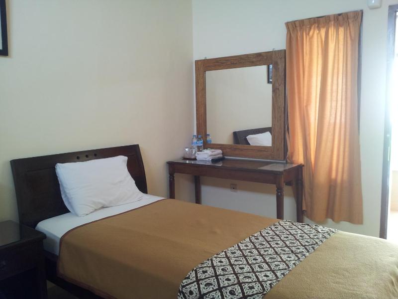 Ndalem Suratin Guesthouse - image 8
