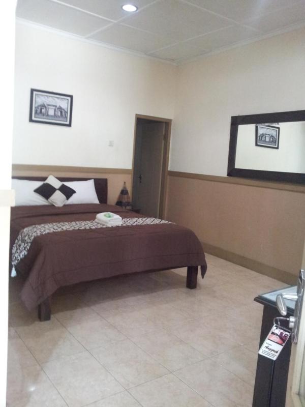 Ndalem Suratin Guesthouse - image 6