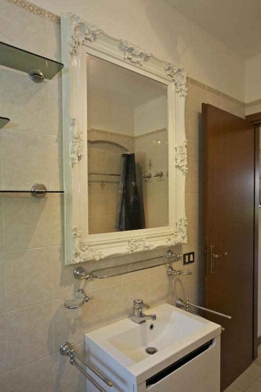 One-Bedroom Apartment with Lake View image 4