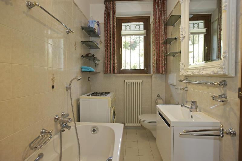 One-Bedroom Apartment with Lake View image 3