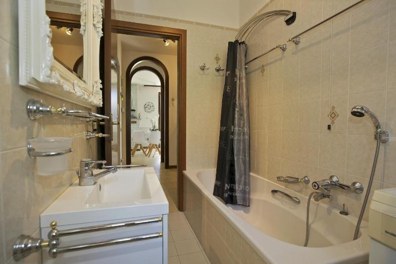 One-Bedroom Apartment with Lake View image 2
