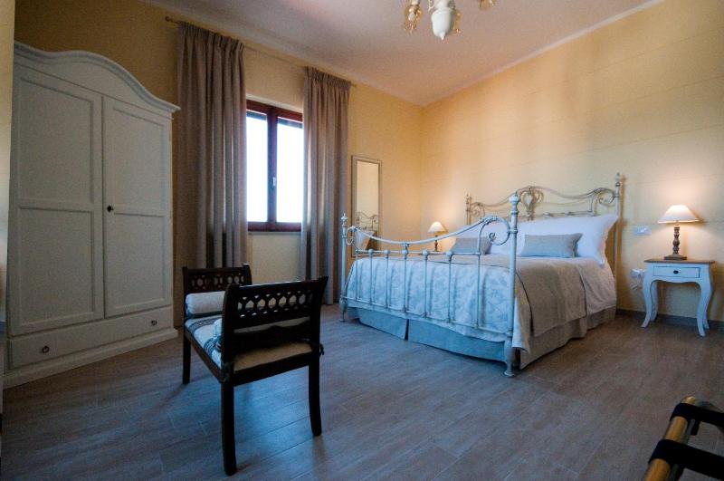 Deluxe Room image 2