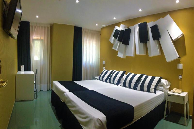 Double Room image 4