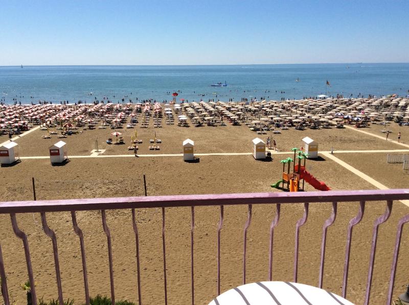 Double Room with Balcony and Sea View image 3