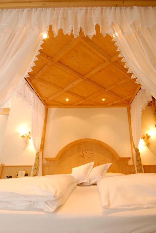 Deluxe Junior Suite with Terrace and Mountain View image 4
