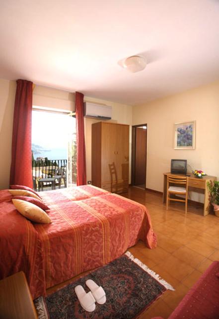Double or Twin Room with Sea View image 1
