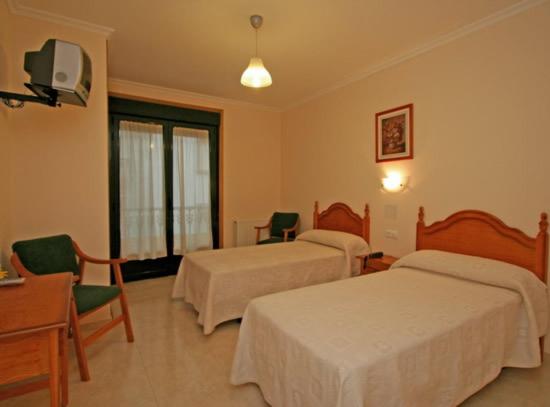 Double or Twin Room image 3
