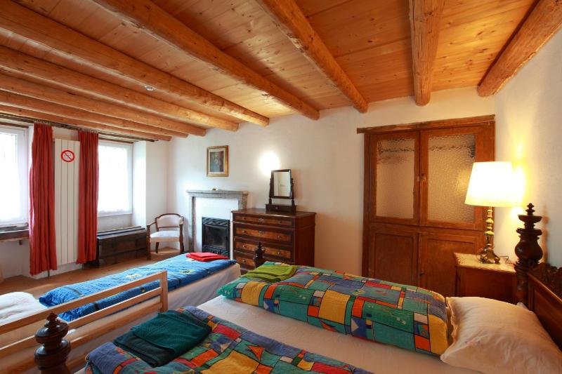 Quadruple Room with Shared Bathroom image 1