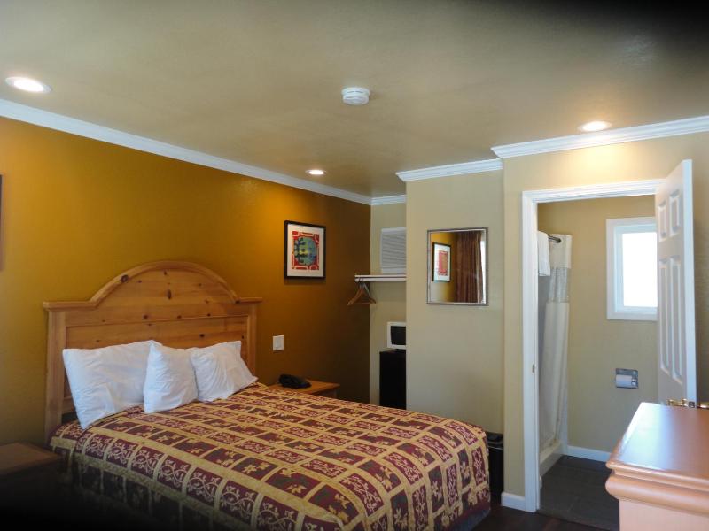 Queen Room - Non-Smoking image 4