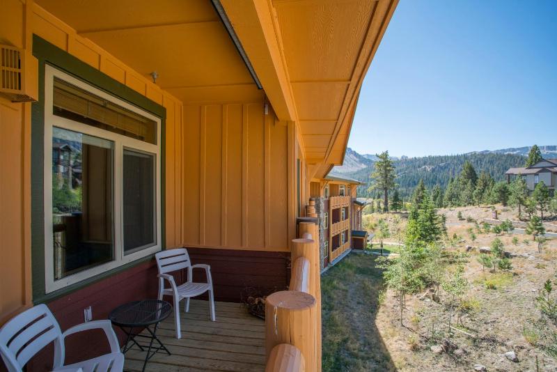 2 Bedroom Apartment with Grand Mountain View image 2