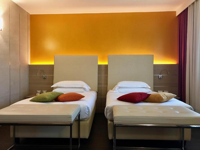 Deluxe Twin Room image 3