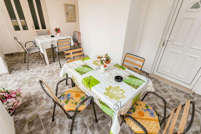 One-Bedroom Apartment image 2