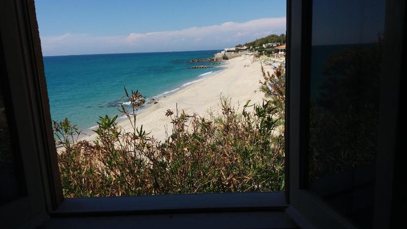 Studio Apartment with Sea View image 4