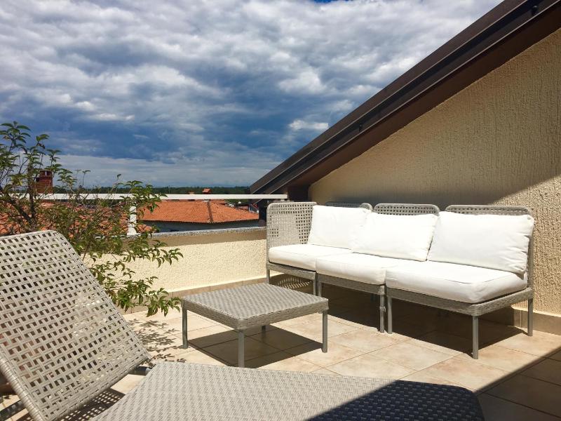 One-Bedroom Apartment with Sea View image 4