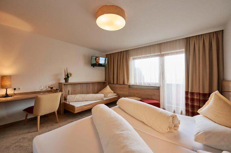 Deluxe Double or Twin Room with Mountain View image 4