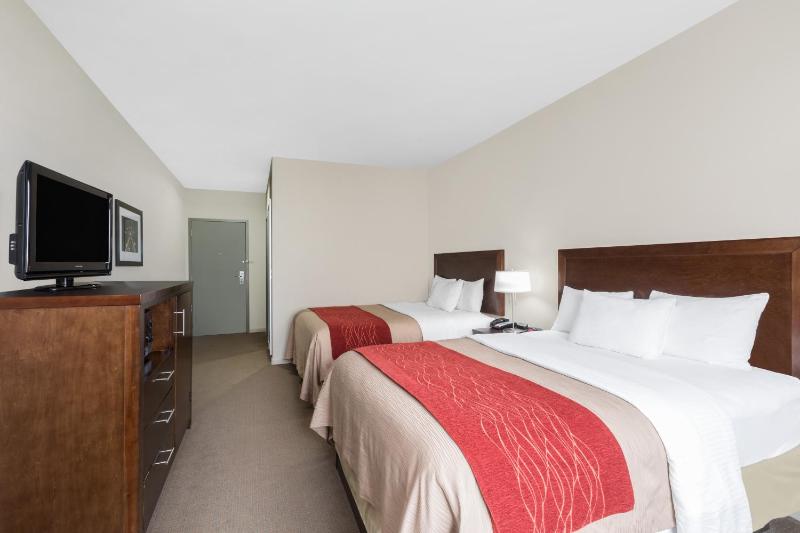 Deluxe Queen Room with Two Queen Beds - Non-Smoking image 3