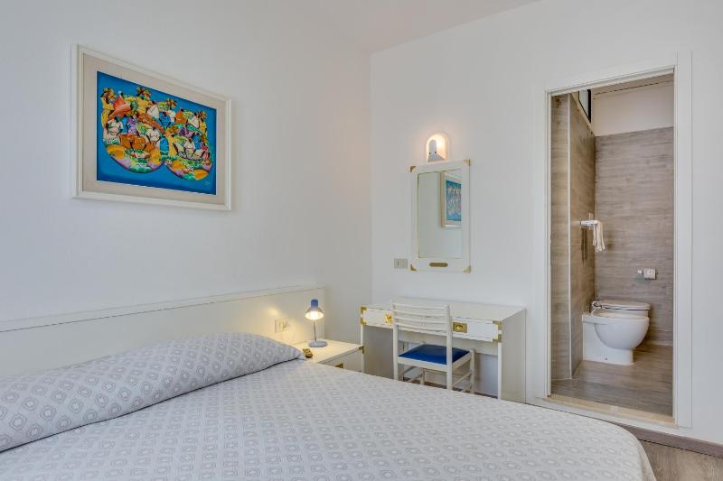 Economy Double Room with Courtyard view image 3