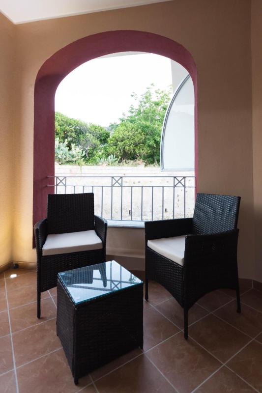 King Suite with Balcony image 3