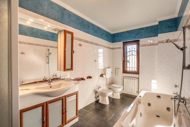 Deluxe Double or Twin Room image 3