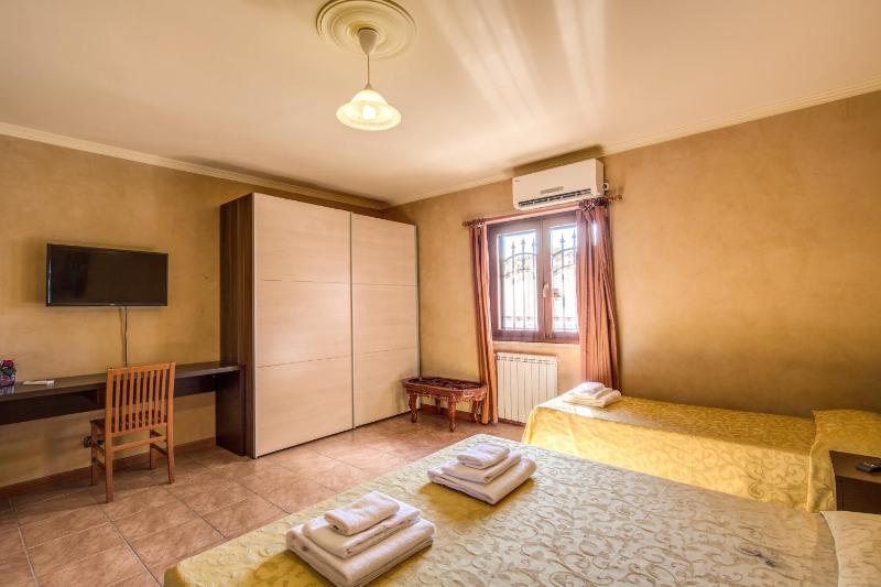 Deluxe Double or Twin Room image 4